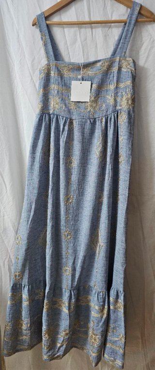 Vestido largo azul con bordado dorado