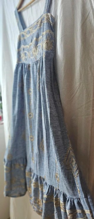 Vestido largo azul con bordado dorado
