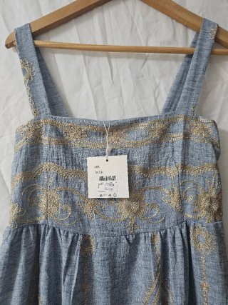 Vestido largo azul con bordado dorado