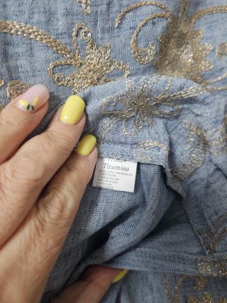 Vestido largo azul con bordado dorado