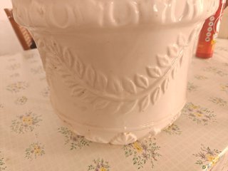 Macetero de cerámica blanco con relieve