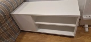 Mesa auxiliar blanca de madera