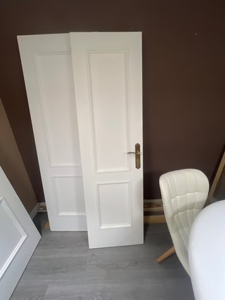 Puerta blanca interior con molduras