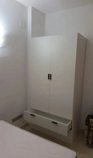 Armadio bianco con cassetti