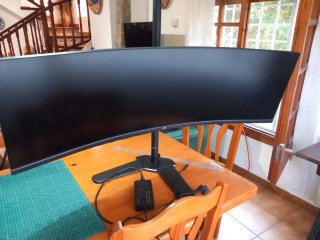 monitor curvo Asus y volante + pedales