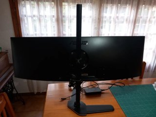 monitor curvo Asus y volante + pedales
