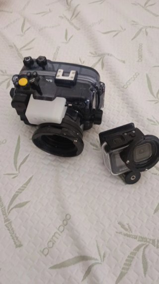 Custodie per immersioni e fotocamere GoPro e Sony