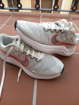 Zapatillas Nike Running Blancas y Rojas