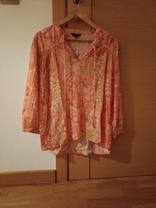 Blusa naranja y dorada con estampado