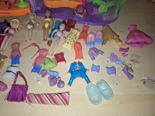 Lote Muñecas Barbie y Bratz etc + Ropita y mas