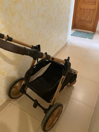 Carro de bebé negro y dorado