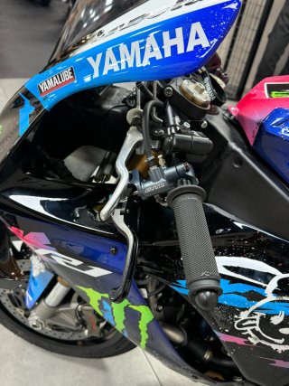 Yamaha R1 2025 Competición