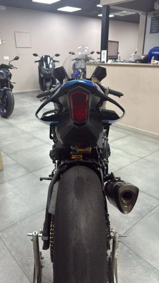 Yamaha R1 2025 Competición