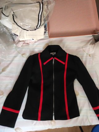 Chaqueta negra con detalles rojos