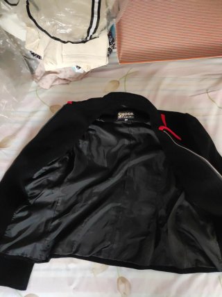 Chaqueta negra con detalles rojos