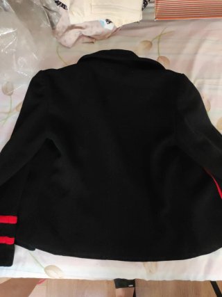 Chaqueta negra con detalles rojos