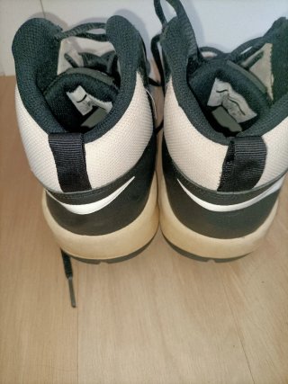 Zapatillas Nike Team Hustle D9 T38.5