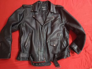 Cazadora de cuero negra