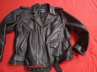 Cazadora de cuero negra