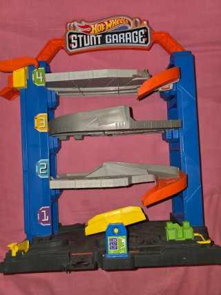 Parking Hot Wheels Stunt Garage