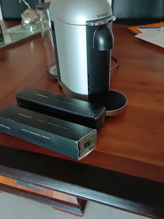 Cafetera Nespresso Plateada