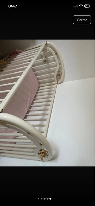 Cuna de bebé blanca con detalles dorados