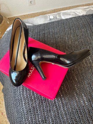 Zapatos de tacón negros charol