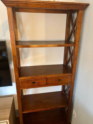 Estantería de madera marrón