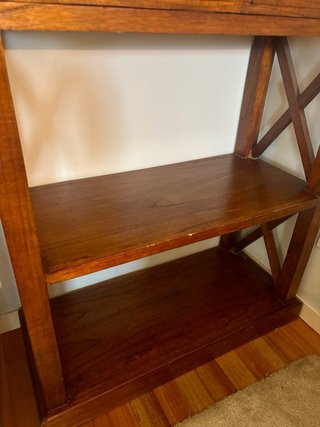 Estantería de madera marrón