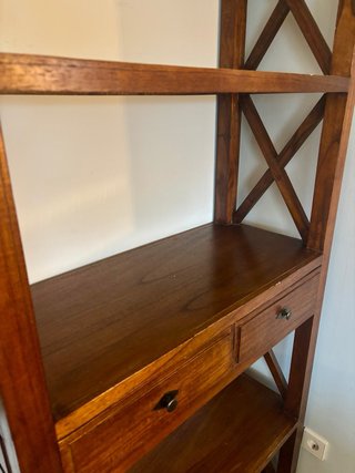Estantería de madera marrón