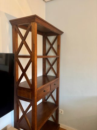 Estantería de madera marrón