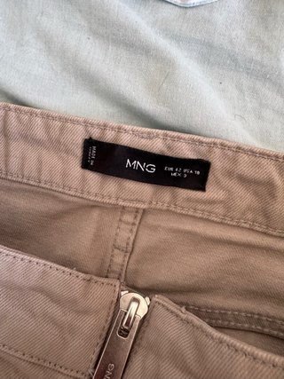 Pantalón ancho beige con cremallera