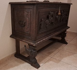Arcón de madera antiguo tallado