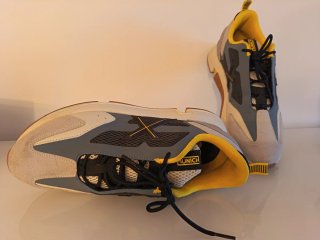 Zapatillas Munich grises y amarillas