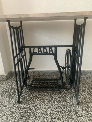 Mesa rústica mármol y pata máquina coser