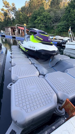 Plataforma flotante para moto de agua