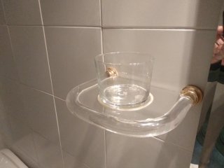 Soportes y tornillos dorados