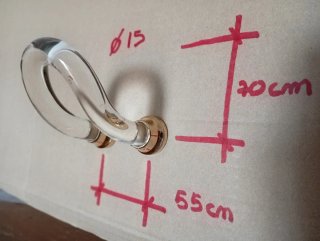Soportes y tornillos dorados