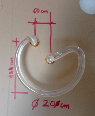 Soportes y tornillos dorados