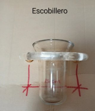 Soportes y tornillos dorados