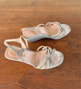 Sandali scamosciati beige con plateau