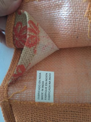 Bolso de mano naranja de mimbre