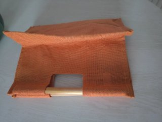 Bolso de mano naranja de mimbre