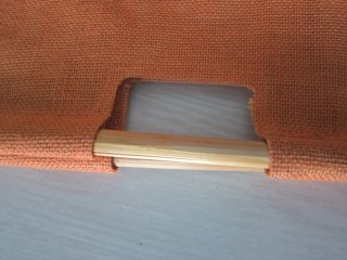 Bolso de mano naranja de mimbre
