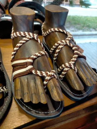 Sandalias nudo dedo marrón y blanco