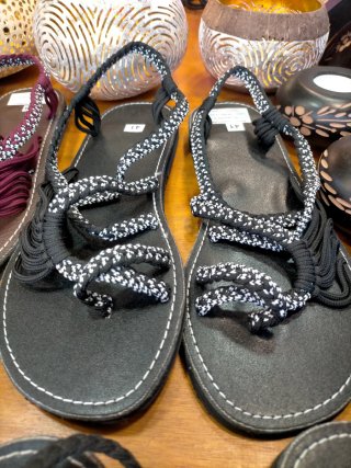 Sandalias nudo dedo marrón y blanco