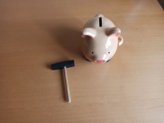 Hucha de cerdito con martillo