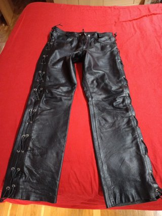 Pantalones de cuero negros con cordones trenzados