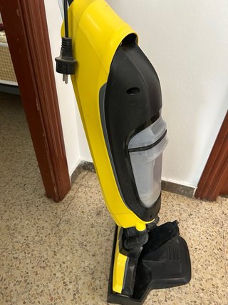 fregasuelos industrial Karcher con agua y jabon.
