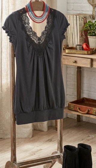 Vestido corto con encaje